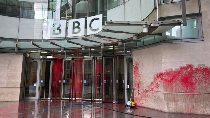 BBC headquarters in London, spattered with red paint
source:@vicderbyshire on X.com